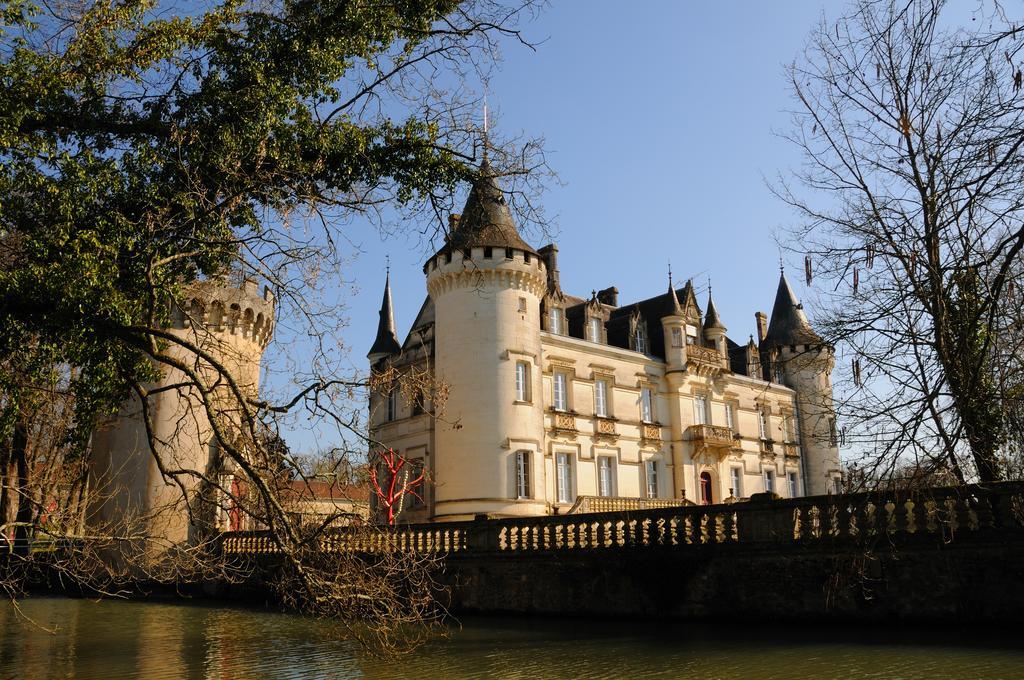Chateau-Hotel De Nieuil Buitenkant foto