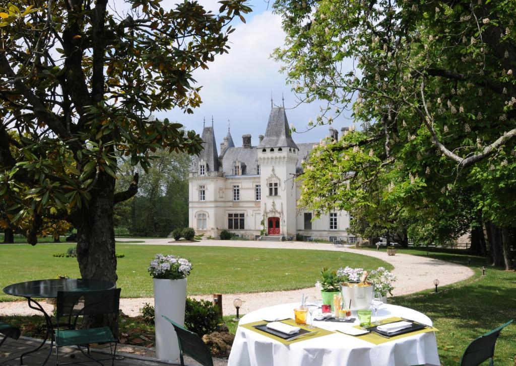 Chateau-Hotel De Nieuil Buitenkant foto