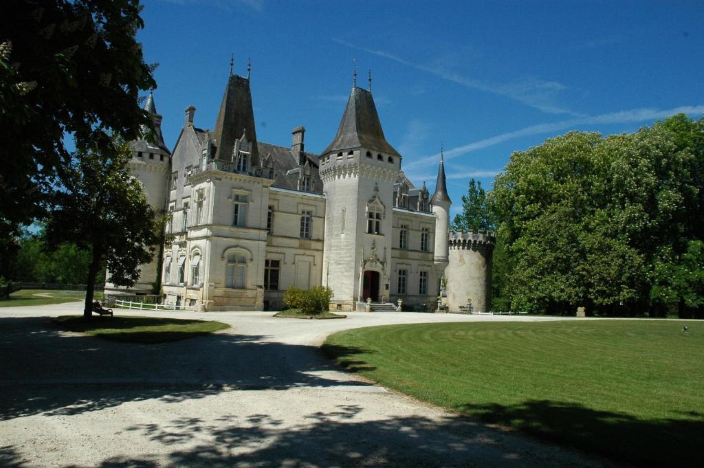 Chateau-Hotel De Nieuil Buitenkant foto