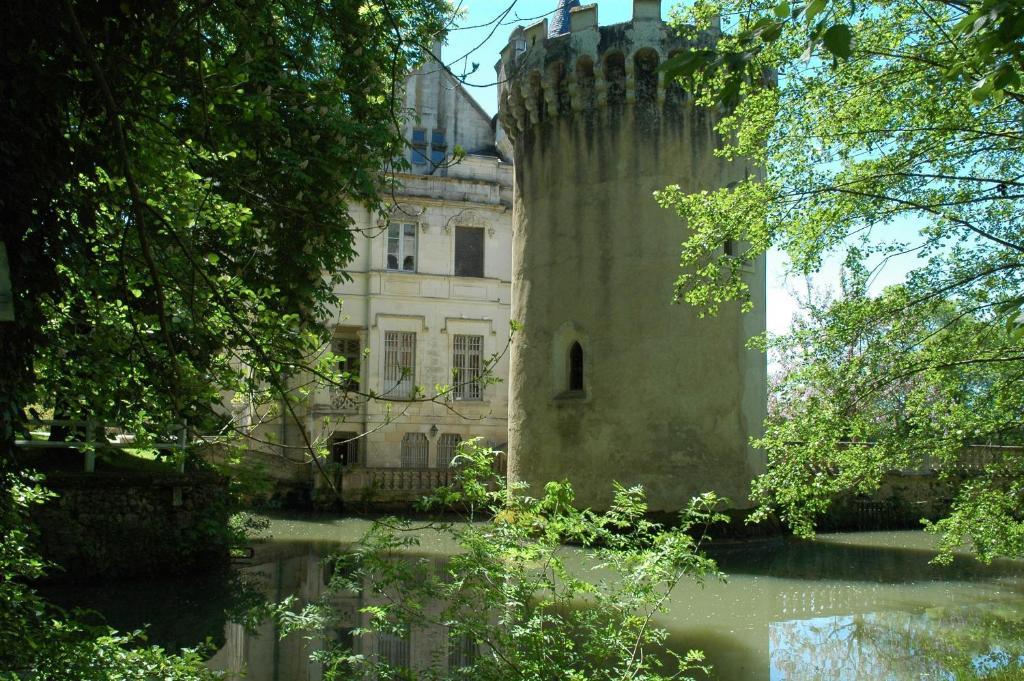 Chateau-Hotel De Nieuil Buitenkant foto