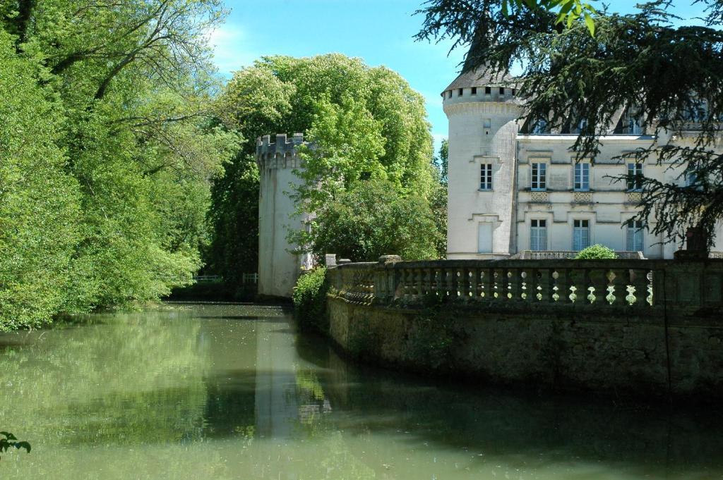 Chateau-Hotel De Nieuil Buitenkant foto