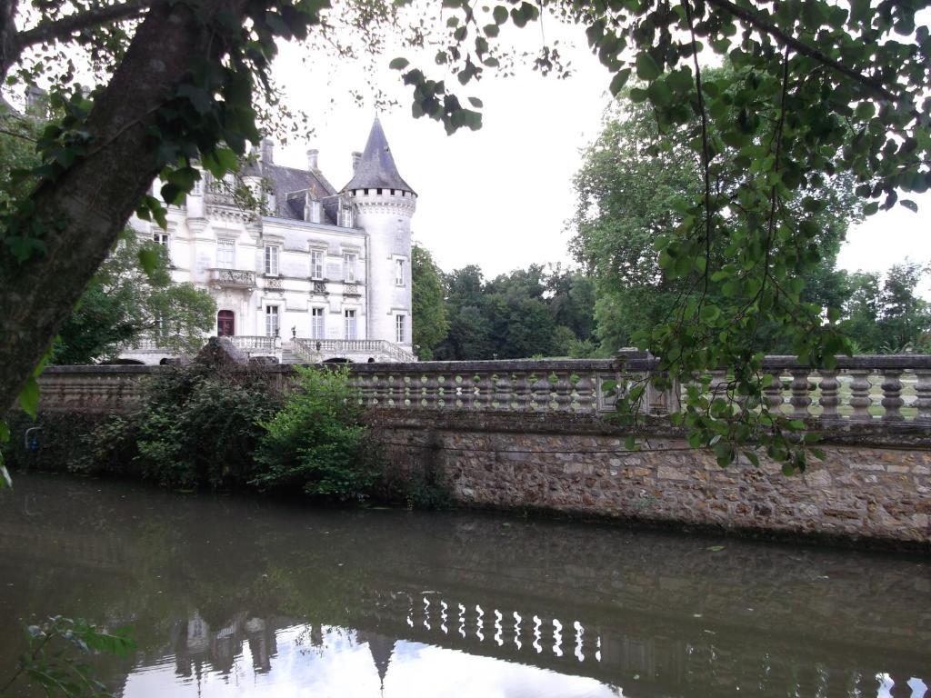 Chateau-Hotel De Nieuil Buitenkant foto