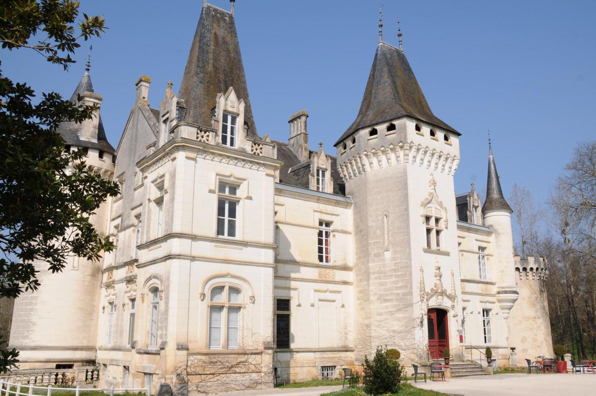 Chateau-Hotel De Nieuil Buitenkant foto